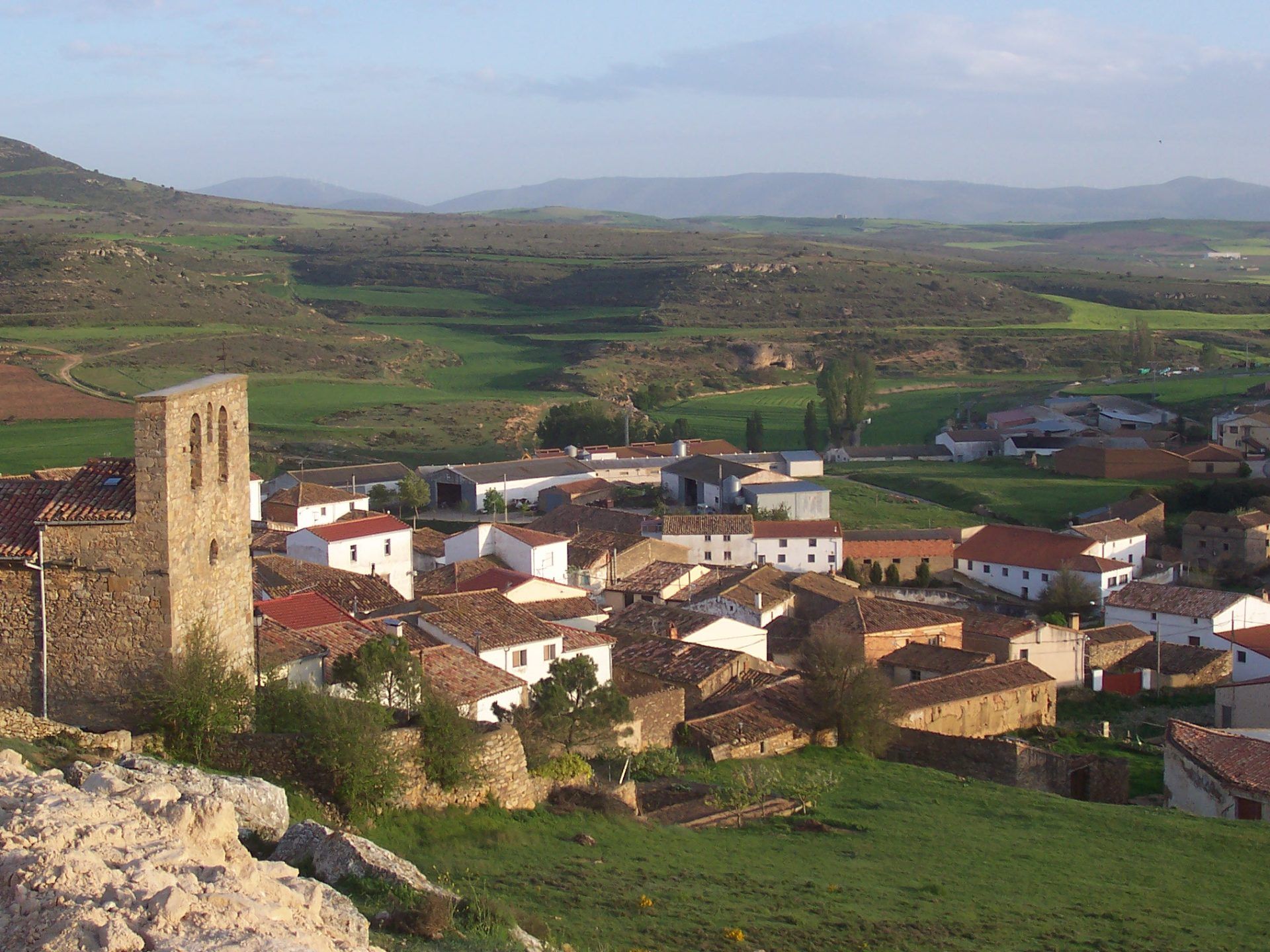 Vista de Añavieja con la iglesia de Santa Engracia